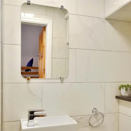 At 153 Only Pensión 3*