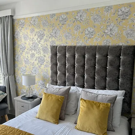 At 153 Only סקארבורו